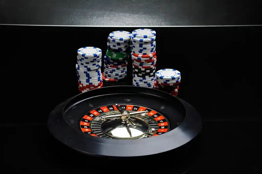 Pengguna membaca level VIP di ponsel